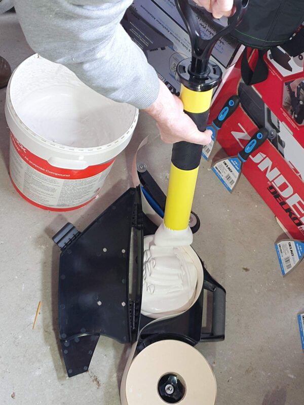 DELKOpump speed filler compound tube. Secure comfort grip and handle. Easy to clean. Flat nozzle for multiple applications - from filling drywall taping tools to pointing mortar - Image 3